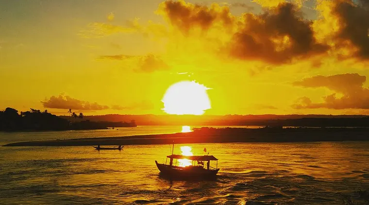 Pôr do sol dourado visto da Ponta do Xaréu, mirante natural em Itacaré