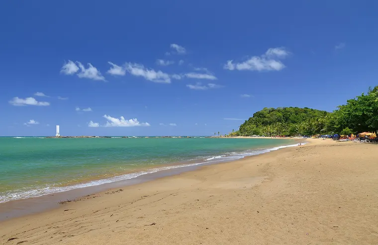 Praia da Concha em Itacaré com águas calmas e barcos ancorados
