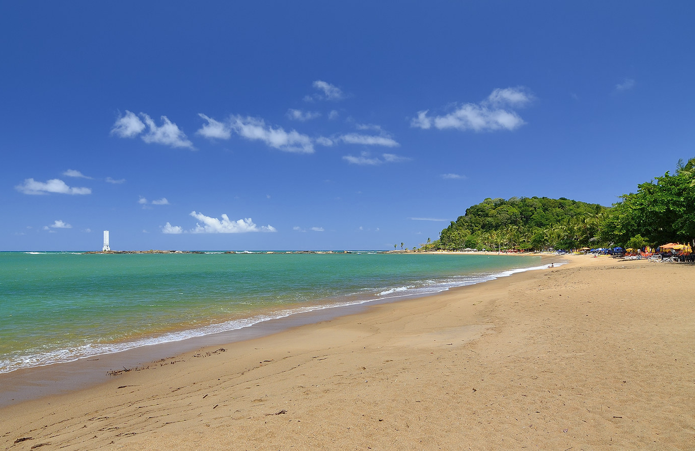 Praia da Concha em Itacaré com águas calmas e barcos ancorados
