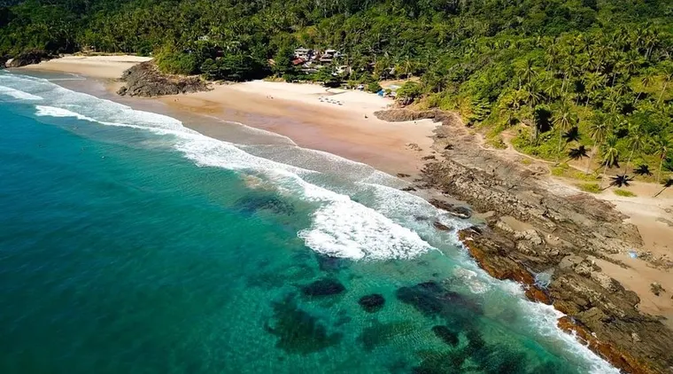 Surfistas na Praia da Tiririca em Itacaré, point dos surfistas na Bahia