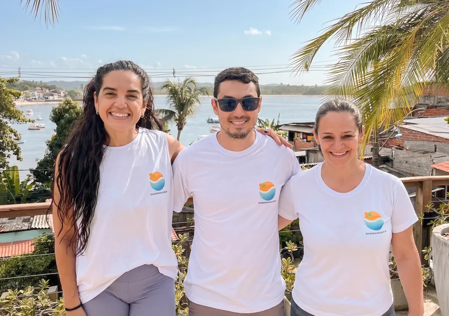 Equipe Férias Itacaré em frente à orla de Itacaré
