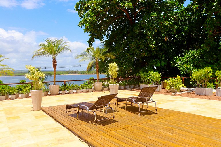 Bright studio apartment just steps from the beach