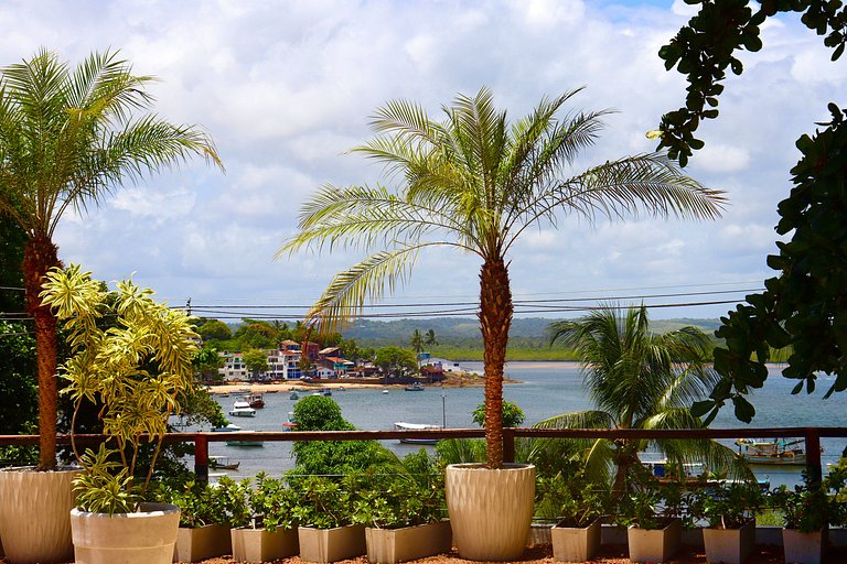 Bright studio apartment just steps from the beach